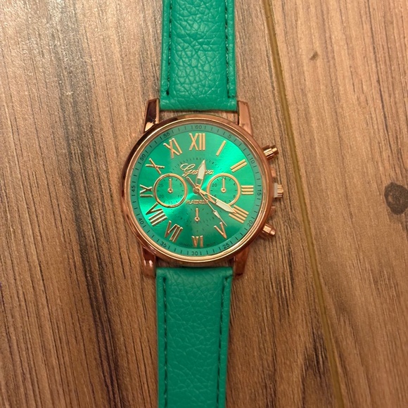 Watch women’s - Picture 1 of 3